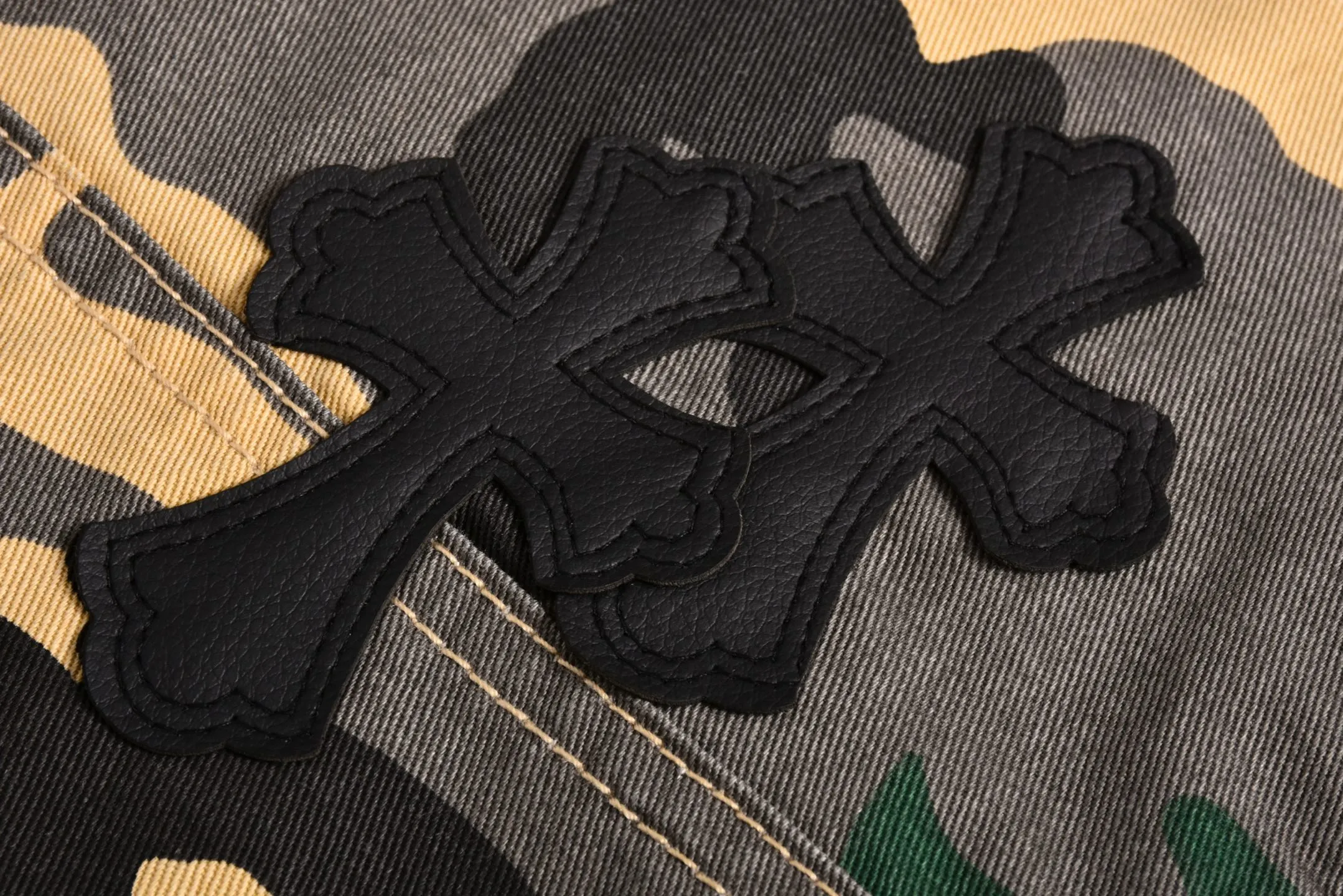 🅿️560 [Exclusive supply] CH Crouching leather camouflage shorts (green) Purchased and developed by a Los Angeles agent for US$2,980. This style is made of customized military canvas fabric, restored 1:1 according to the original model, and printed with camouflage patterns. The customization period for the hem sex pattern stamp is 20 days, the minimum order is 1800 pieces, and the color plate is matched. The hardware buckles are all made of electroplated 925 silver material, the weight is perfectly restored, and they are aged and oxidized to black. Size:S-M-L-XL